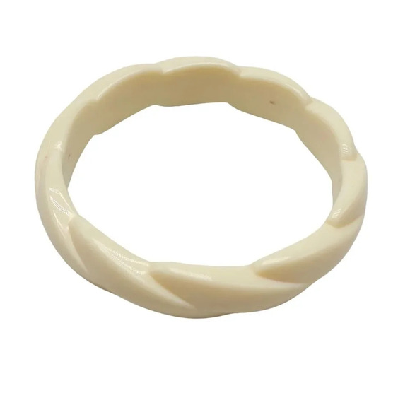 Cream Acrylic Plastic Twisted Bangle Bracelet Vintage One Size Mid Century - Picture 1 of 4